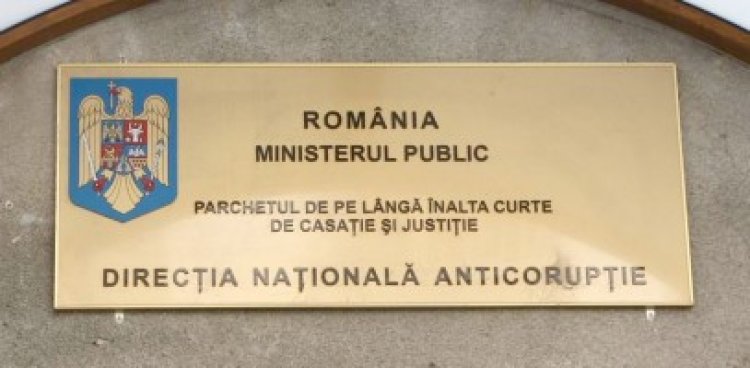 Magistraţi suspectaţi de mită în dosare cu retrocedări, ridicaţi şi aduşi la DNA